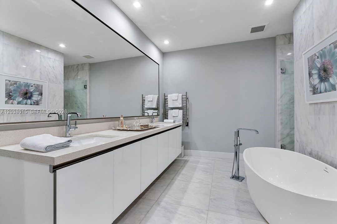 For Sale: $2,400,000 (2 beds, 2 baths, 2117 Square Feet)