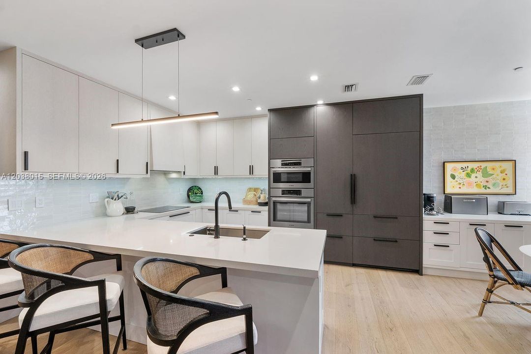 For Sale: $2,400,000 (2 beds, 2 baths, 2117 Square Feet)