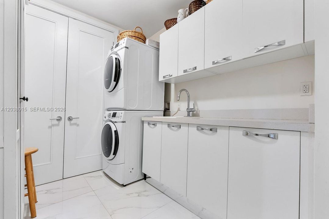 For Sale: $2,400,000 (2 beds, 2 baths, 2117 Square Feet)