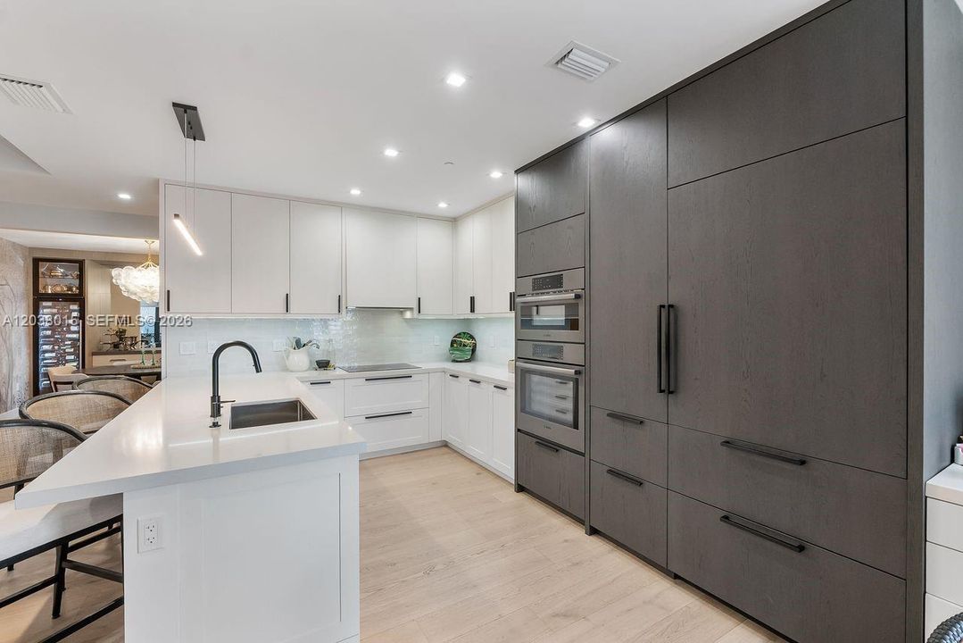 For Sale: $2,400,000 (2 beds, 2 baths, 2117 Square Feet)