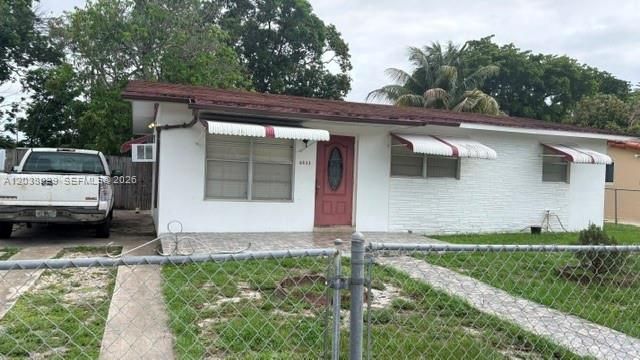 For Sale: $419,000 (3 beds, 1 baths, 912 Square Feet)