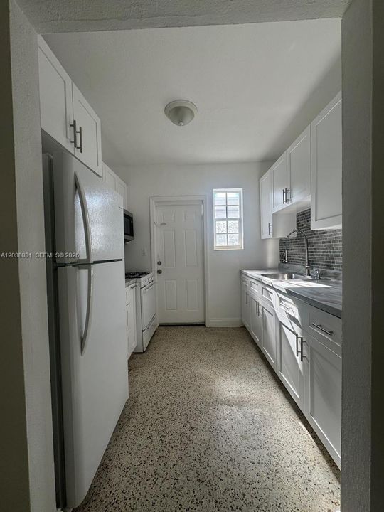 В аренду: $1,900 (2 спален, 1 ванн, 3498 Квадратных фут)