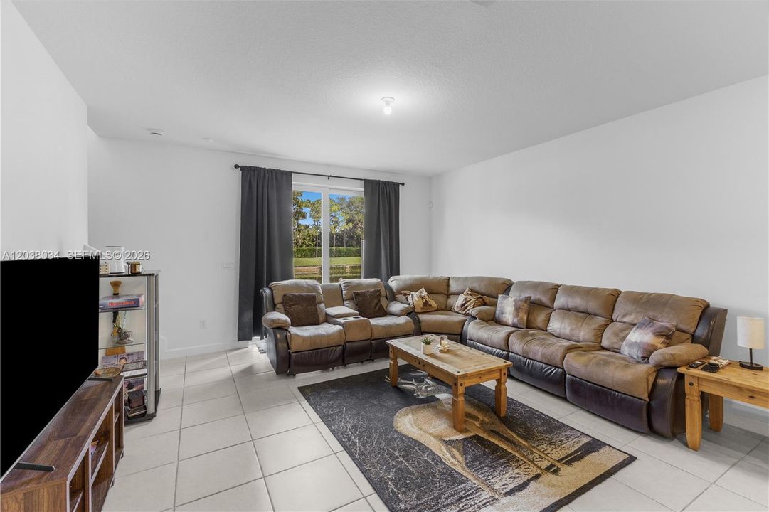 В аренду: $3,000 (3 спален, 2 ванн, 1628 Квадратных фут)