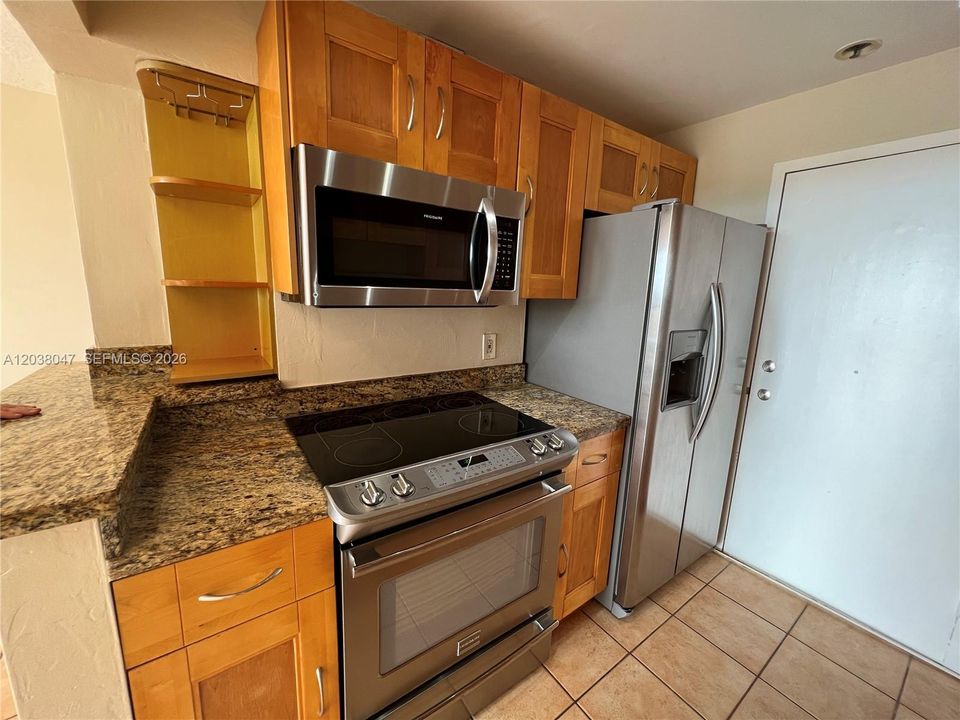 В аренду: $2,300 (2 спален, 2 ванн, 904 Квадратных фут)