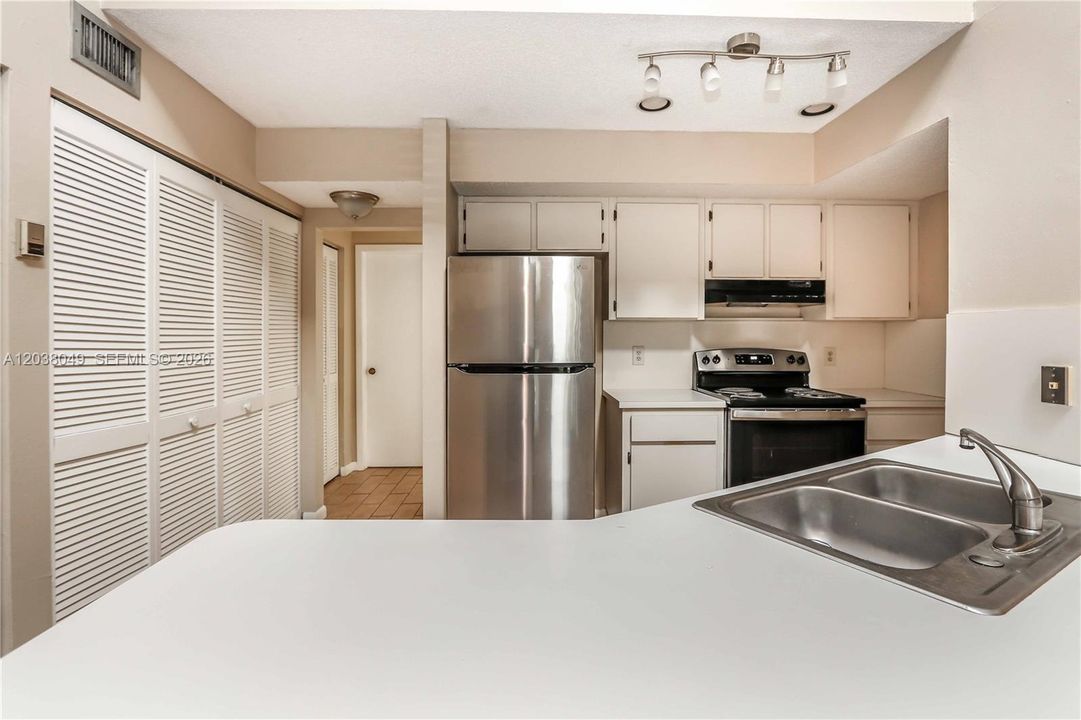 For Sale: $349,000 (2 beds, 2 baths, 1290 Square Feet)