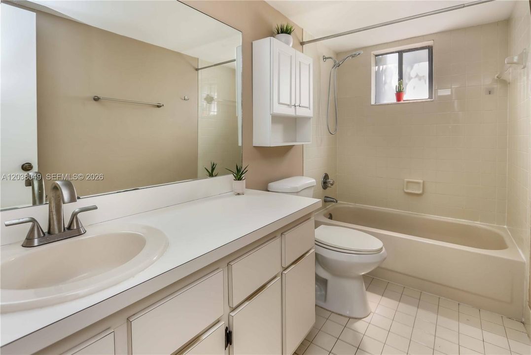 For Sale: $349,000 (2 beds, 2 baths, 1290 Square Feet)