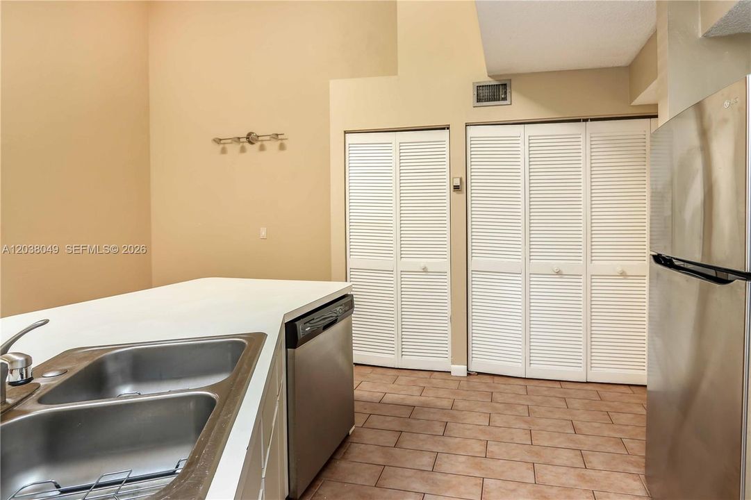For Sale: $349,000 (2 beds, 2 baths, 1290 Square Feet)