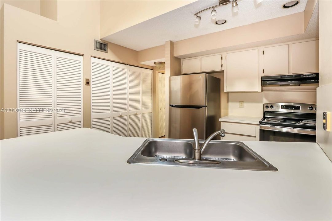 For Sale: $349,000 (2 beds, 2 baths, 1290 Square Feet)