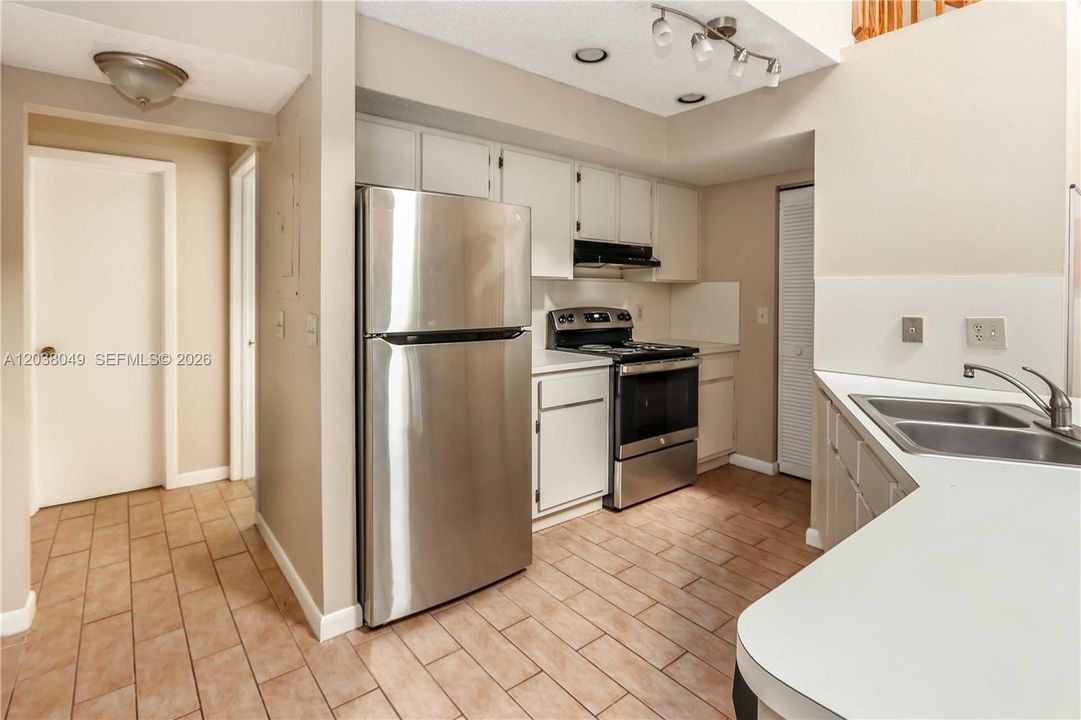 For Sale: $349,000 (2 beds, 2 baths, 1290 Square Feet)