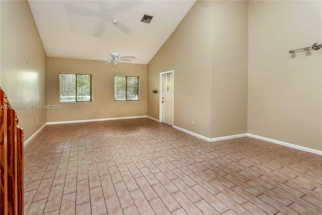 For Sale: $349,000 (2 beds, 2 baths, 1290 Square Feet)