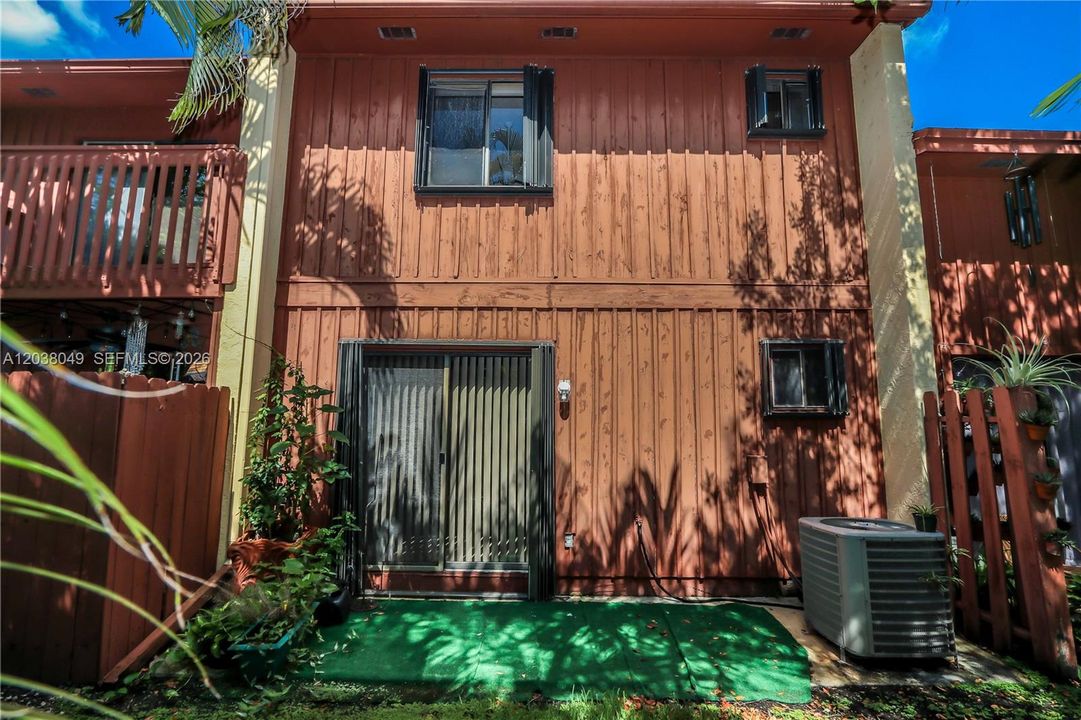 For Sale: $349,000 (2 beds, 2 baths, 1290 Square Feet)