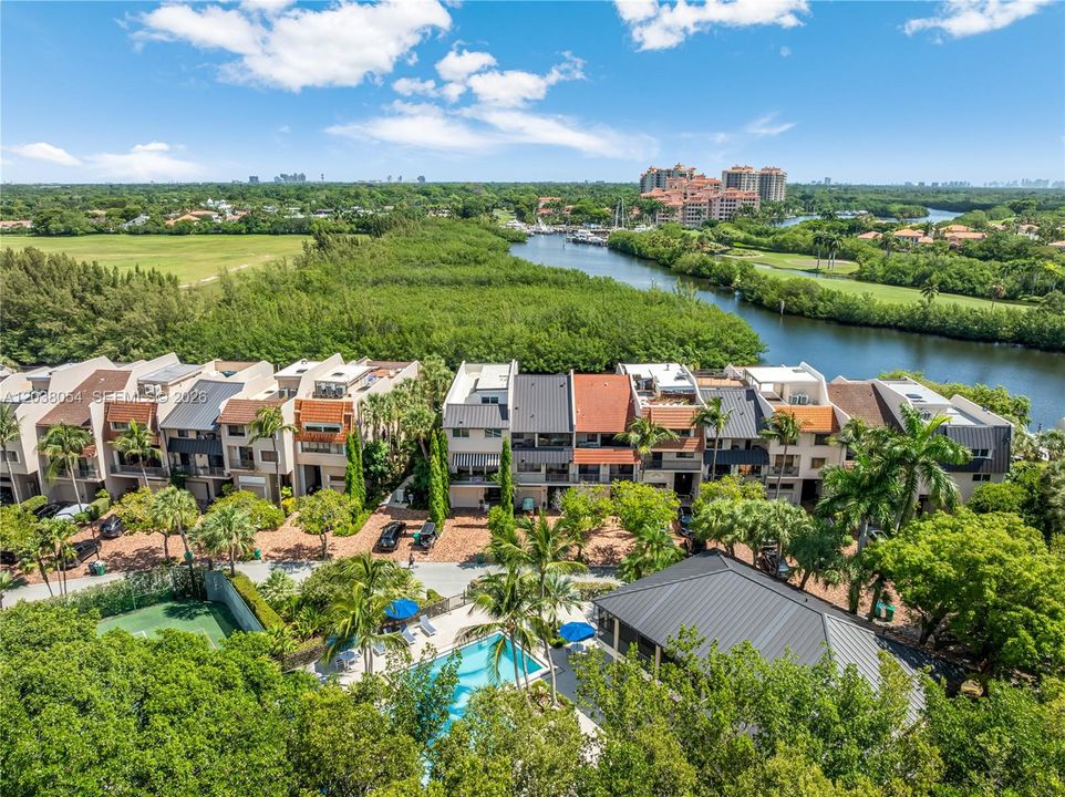 На продажу: $1,975,000 (4 спален, 4 ванн, 2801 Квадратных фут)