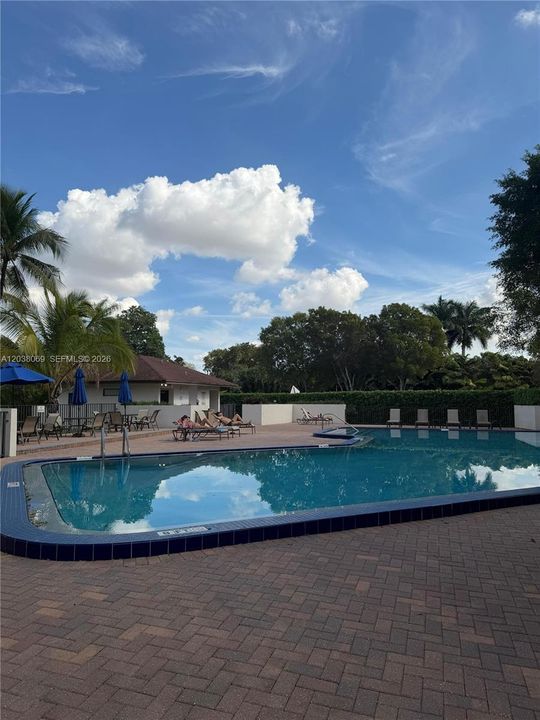 For Sale: $340,000 (2 beds, 1 baths, 1006 Square Feet)