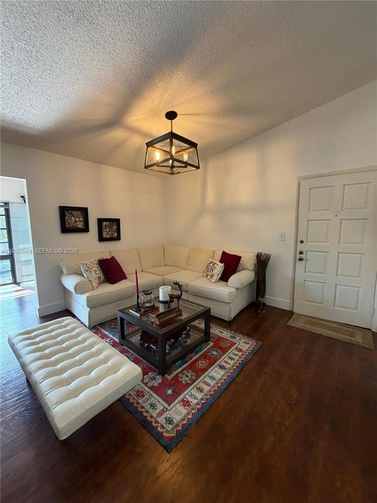 For Sale: $340,000 (2 beds, 1 baths, 1006 Square Feet)