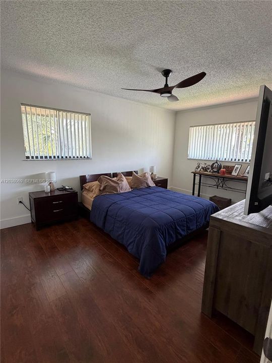 For Sale: $340,000 (2 beds, 1 baths, 1006 Square Feet)