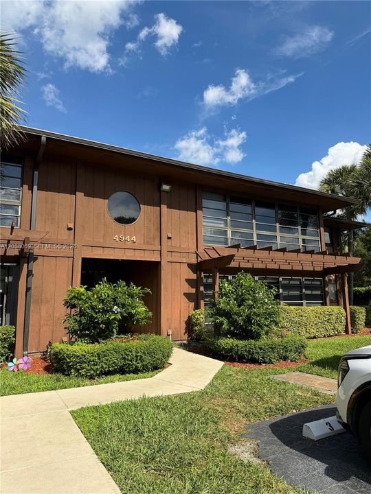 For Sale: $340,000 (2 beds, 1 baths, 1006 Square Feet)