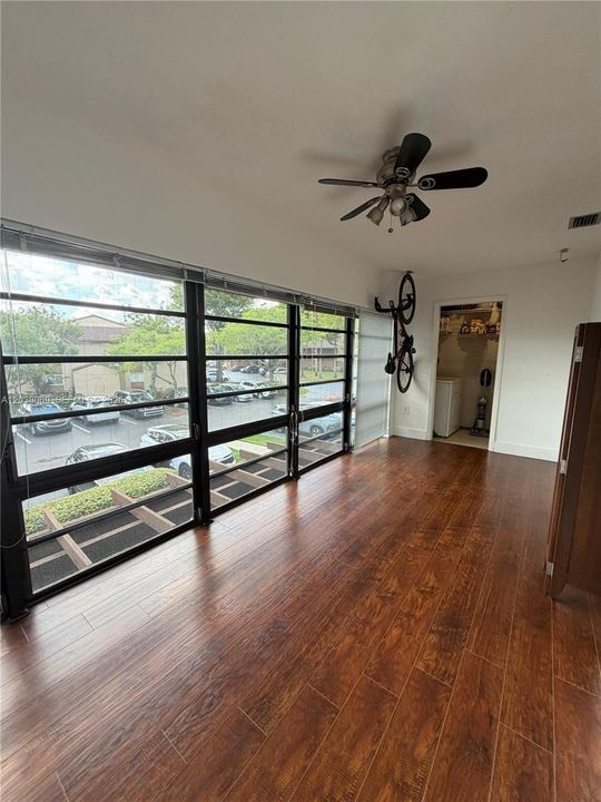 For Sale: $340,000 (2 beds, 1 baths, 1006 Square Feet)