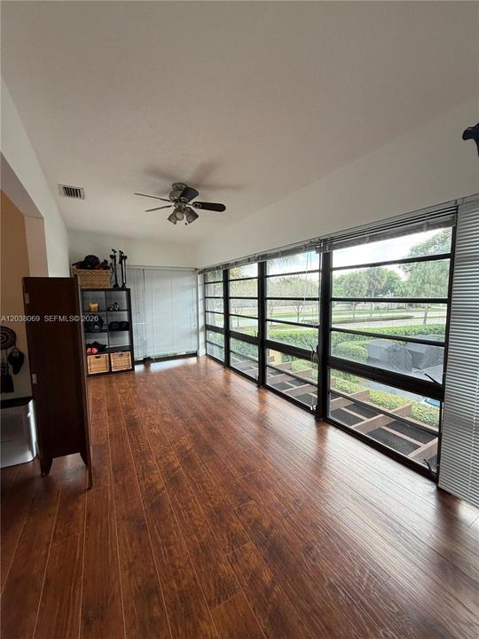 For Sale: $340,000 (2 beds, 1 baths, 1006 Square Feet)