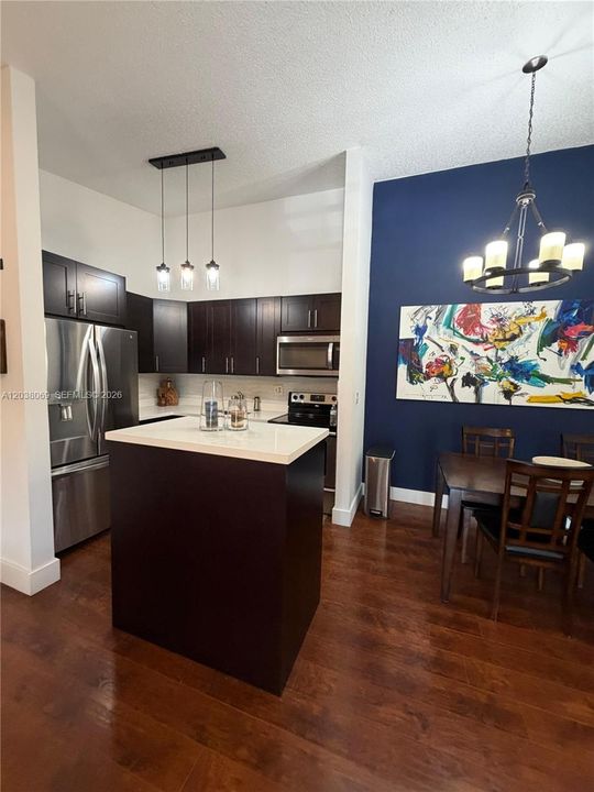 For Sale: $340,000 (2 beds, 1 baths, 1006 Square Feet)