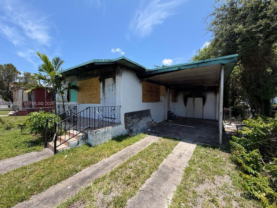 For Sale: $260,000 (2 beds, 1 baths, 994 Square Feet)
