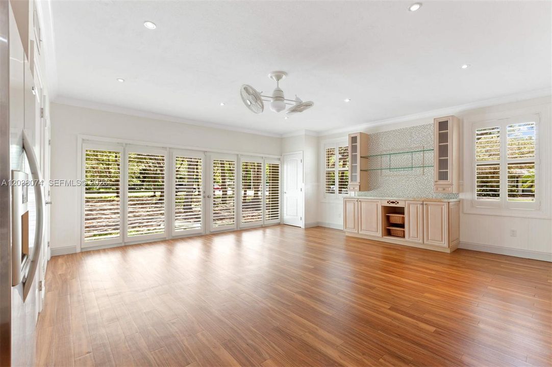 For Rent: $10,000 (5 beds, 3 baths, 2670 Square Feet)