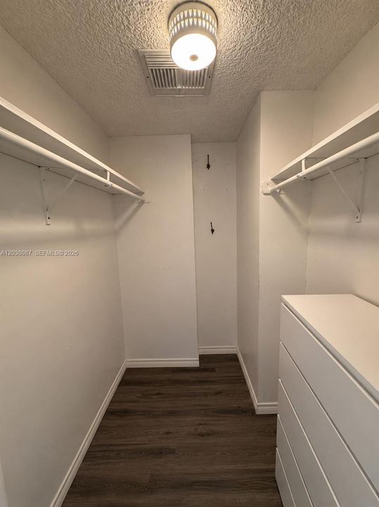 For Sale: $168,900 (1 beds, 15 baths, 887 Square Feet)