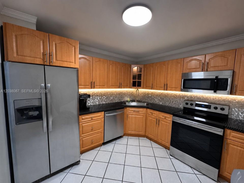 For Sale: $168,900 (1 beds, 15 baths, 887 Square Feet)