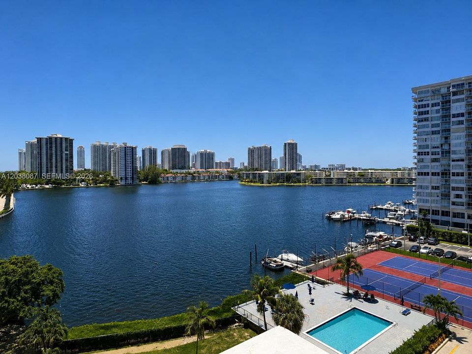 For Sale: $168,900 (1 beds, 15 baths, 887 Square Feet)