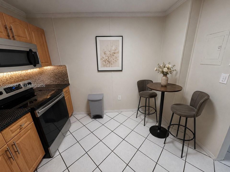 For Sale: $168,900 (1 beds, 15 baths, 887 Square Feet)