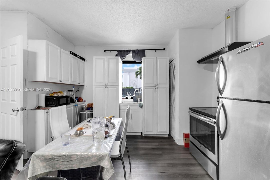 For Sale: $1,900,000 (5 beds, 3 baths, 2191 Square Feet)
