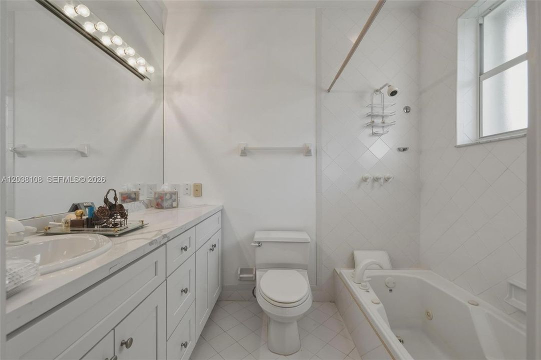 合同活跃: $849,999 (5 贝兹, 4 浴室, 3295 平方英尺)