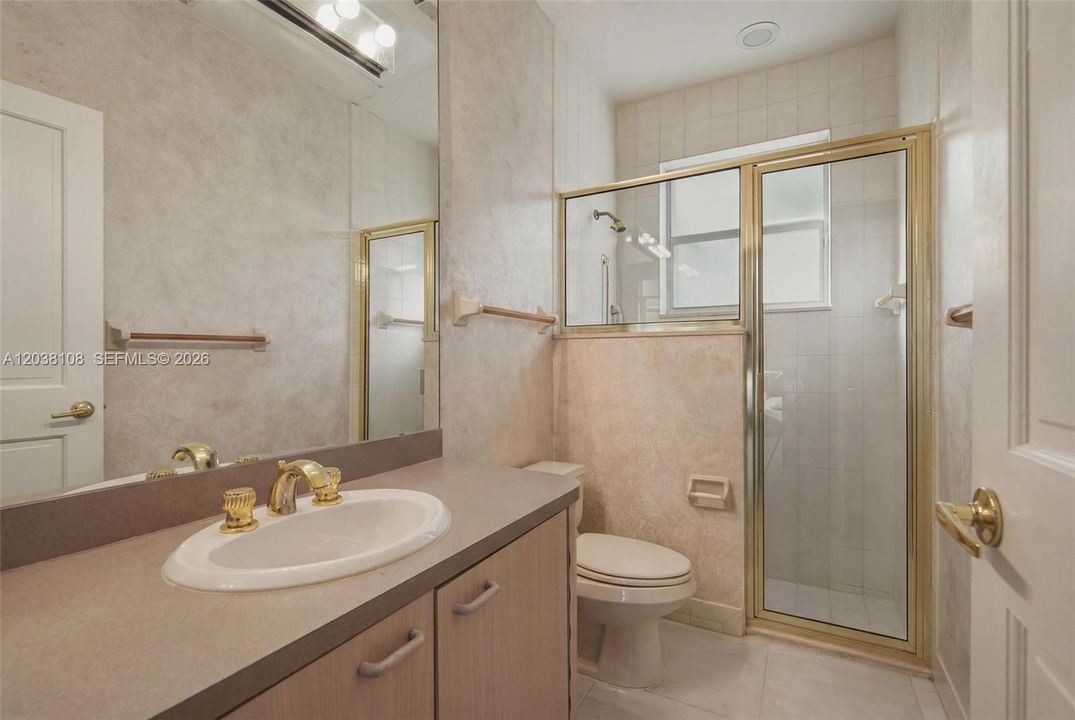 合同活跃: $849,999 (5 贝兹, 4 浴室, 3295 平方英尺)