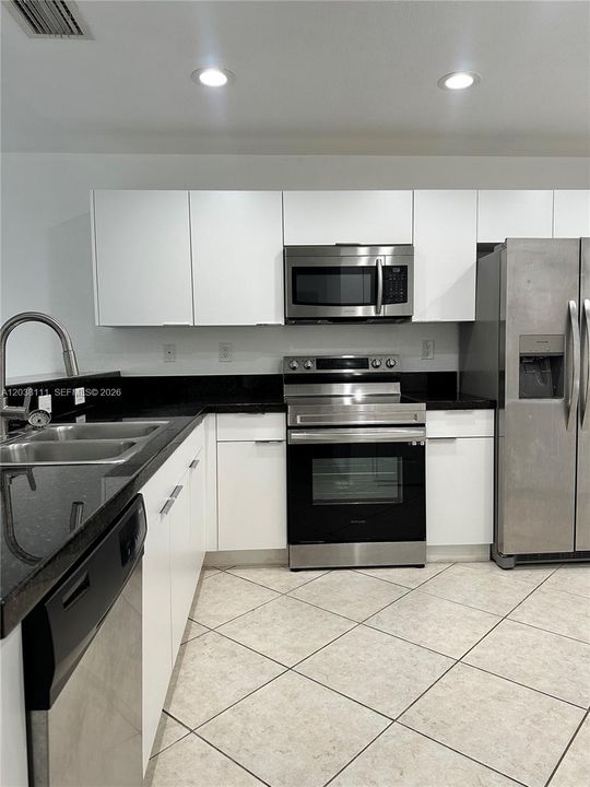 В аренду: $2,850 (2 спален, 2 ванн, 1350 Квадратных фут)