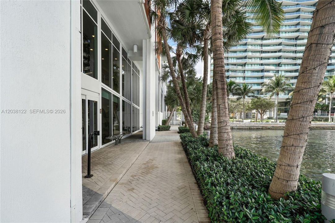 For Sale: $750,000 (2 beds, 2 baths, 1170 Square Feet)