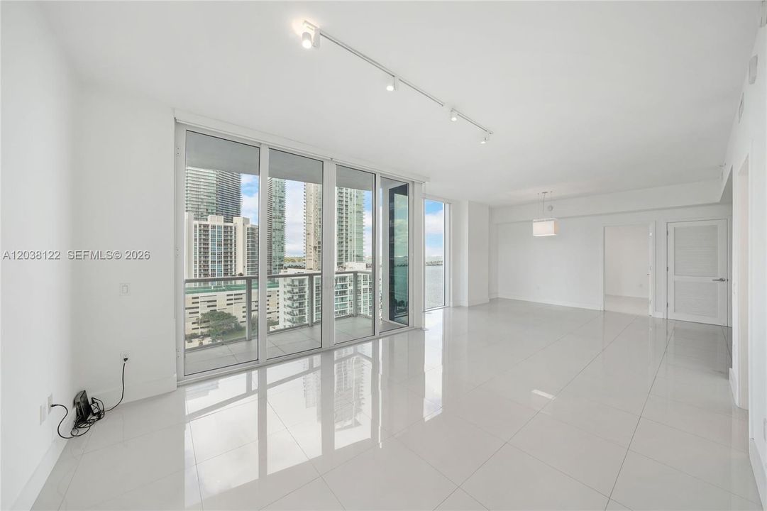 For Sale: $750,000 (2 beds, 2 baths, 1170 Square Feet)