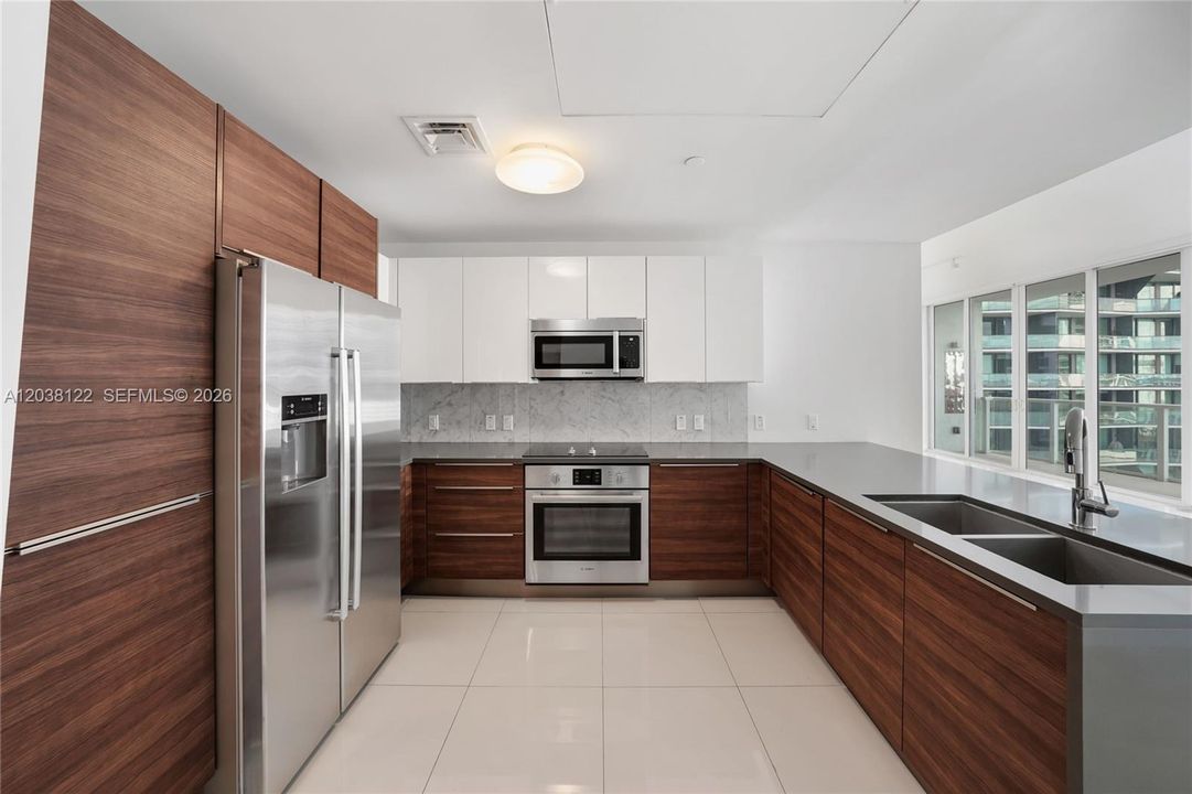 For Sale: $750,000 (2 beds, 2 baths, 1170 Square Feet)