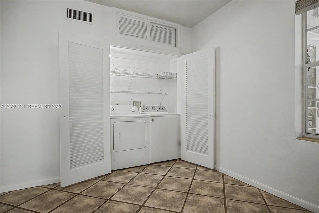 For Sale: $399,000 (2 beds, 1 baths, 1030 Square Feet)