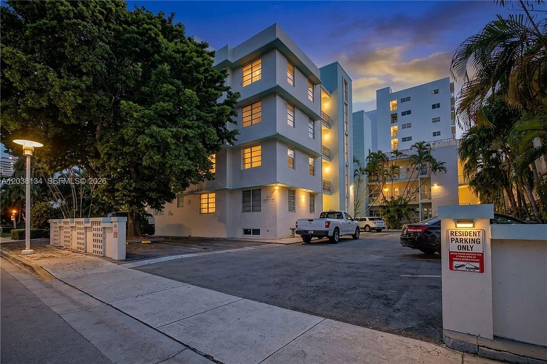 For Sale: $399,000 (2 beds, 1 baths, 1030 Square Feet)