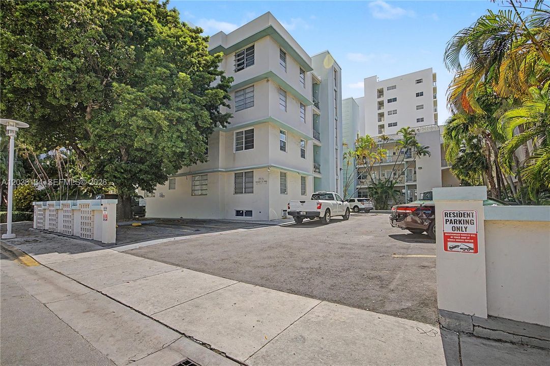 For Sale: $399,000 (2 beds, 1 baths, 1030 Square Feet)