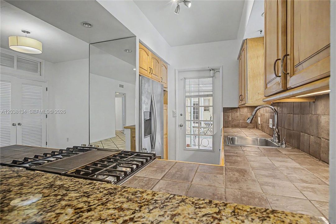 For Sale: $399,000 (2 beds, 1 baths, 1030 Square Feet)