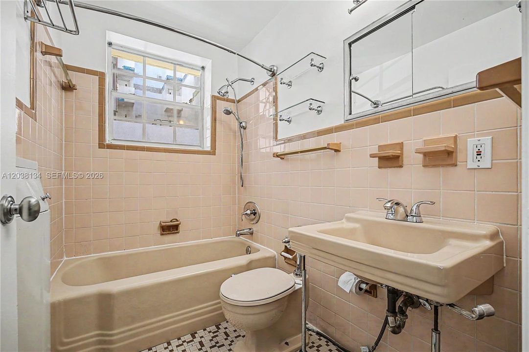 For Sale: $399,000 (2 beds, 1 baths, 1030 Square Feet)