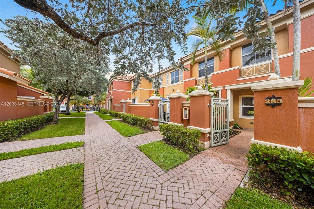 For Rent: $2,850 (2 beds, 2 baths, 980 Square Feet)