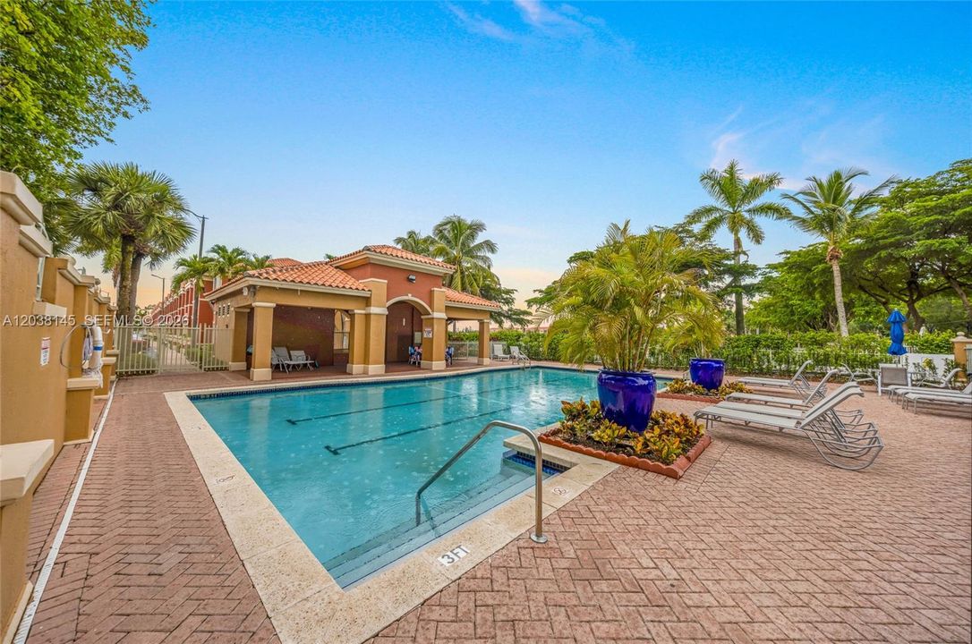 For Rent: $2,850 (2 beds, 2 baths, 980 Square Feet)