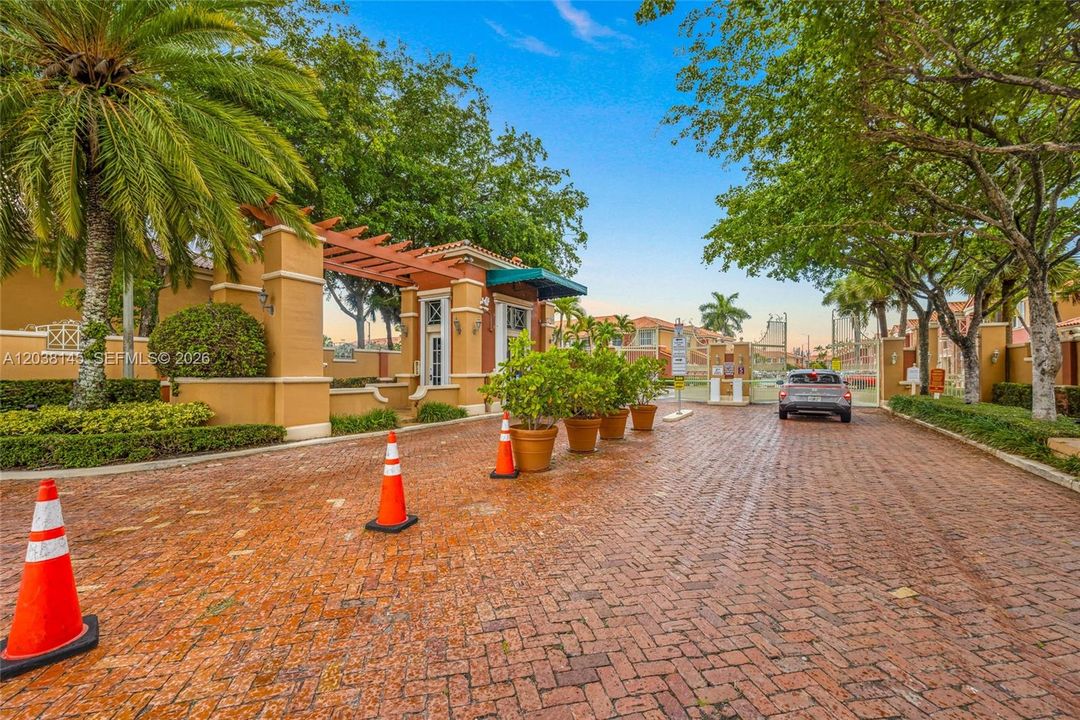 For Rent: $2,850 (2 beds, 2 baths, 980 Square Feet)