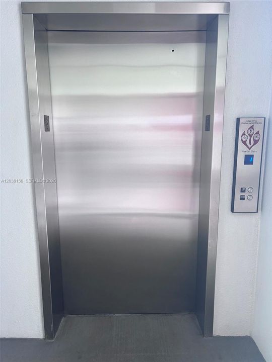 待售: $130,000 (1 贝兹, 1 浴室, 585 平方英尺)