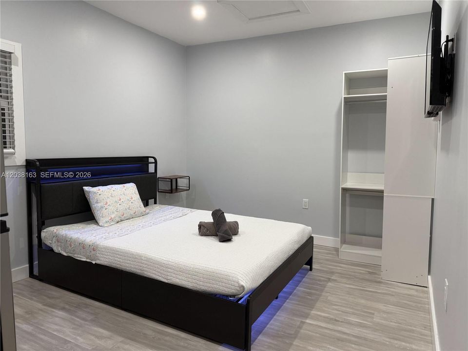 For Sale: $550,000 (3 beds, 3 baths, 816 Square Feet)