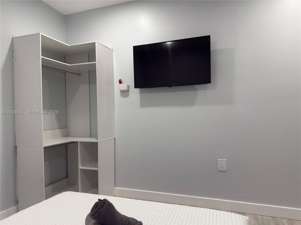 For Sale: $550,000 (3 beds, 3 baths, 816 Square Feet)