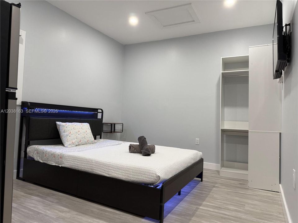 For Sale: $550,000 (3 beds, 3 baths, 816 Square Feet)