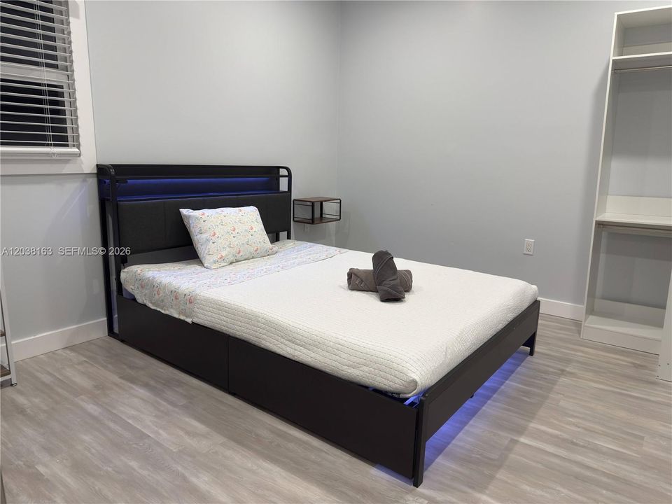 For Sale: $550,000 (3 beds, 3 baths, 816 Square Feet)
