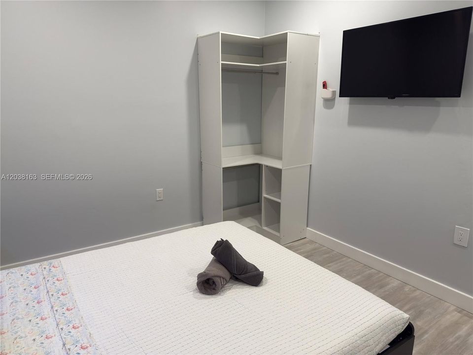 For Sale: $550,000 (3 beds, 3 baths, 816 Square Feet)